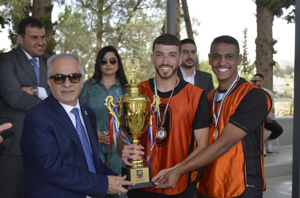رئيس عمان الأهلية يرعى ختام منافسات بطولة الكليات المفتوحة لخماسي كرة القدم للطلاب | خارج المستطيل الأبيض