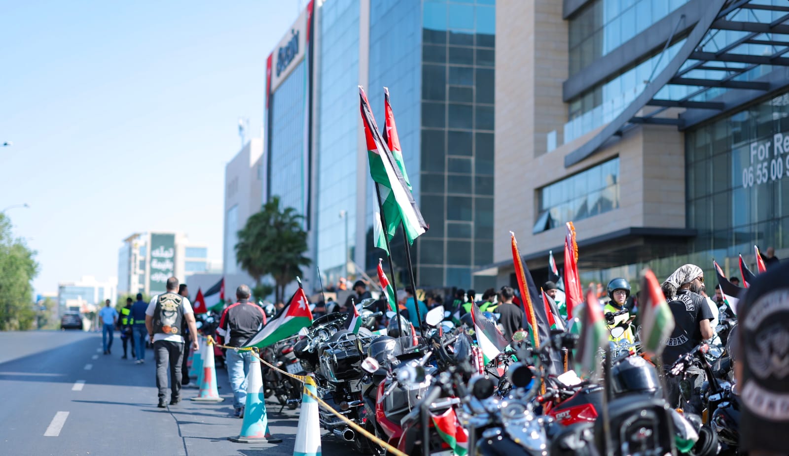 انطلاق مسيرة دراجات مزينة بالأعلام الأردنية من مبنى شركة زين بمناسبة عيد الاستقلال